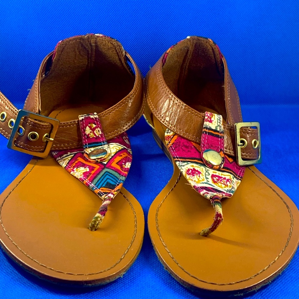 Sandals, flats